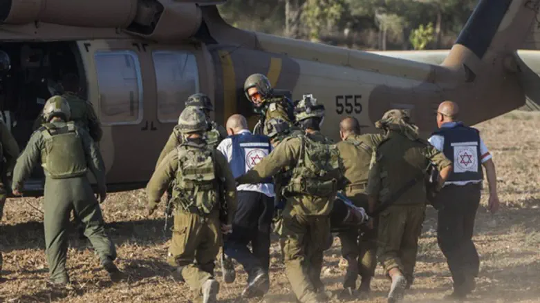 Evacuation of wounded soldiers (archive)