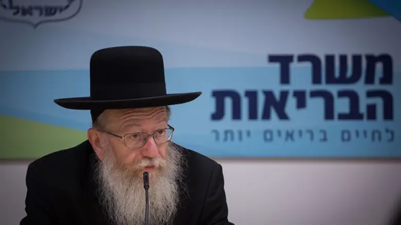 הואשם שהוא רוצה להחזיר את המערכת לימי הביניים. שר הבריאות, יעקב ליצמן