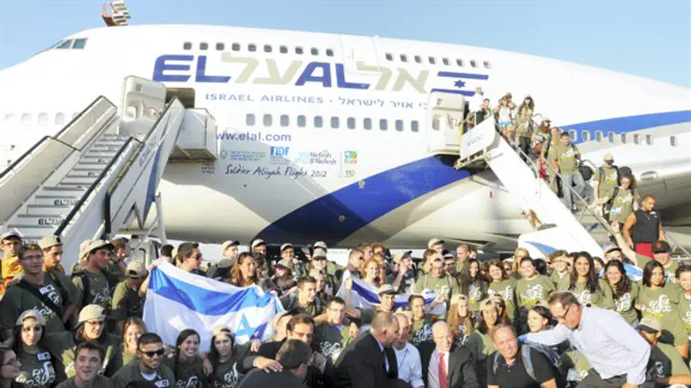 Olim arrive in Israel with Nefesh B'Nefesh