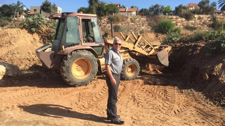 שימי אליאל, ליד אחד מכלי העבודה הפועלים באופן בלתי חוקי