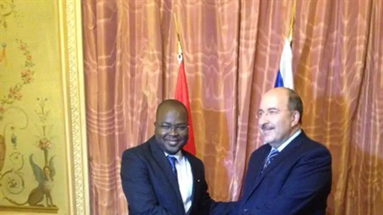 דורי גולד לאחר חתימת ההסכם עם ראש לשכת נשיא גינאה