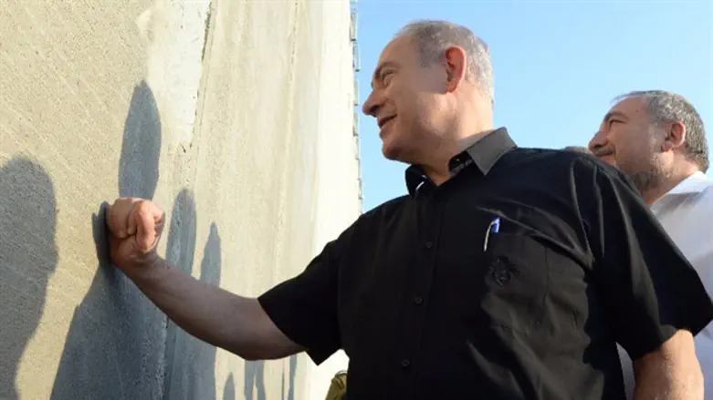 נתניהו במהלך הסיור בגדר ההפרדה