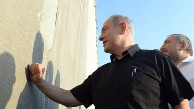 Нетаньяху и Либерман у забора южнее Хеврона