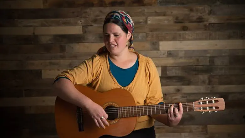 חיי הציצו בין המילים. רננה שלם.