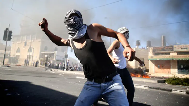 Террористы-камнеметатели. Иллюстрация