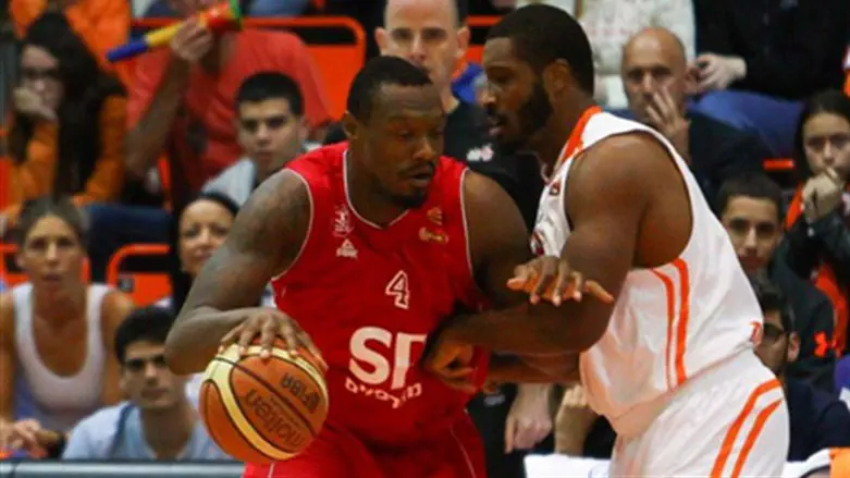 גייטס במדי הפועל ת"א. יחזק את נהריה