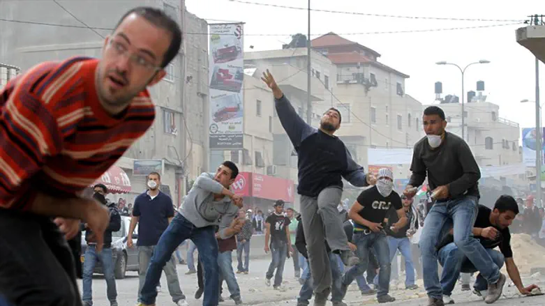 Arabs throw rocks (archive)