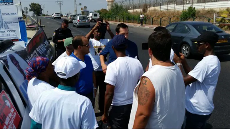 הכניסה לכלא הדרים, הבוקר