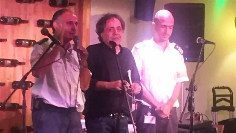 יחי עמרני עם הכוננים שהצילו את חייו לפני 12 שנים