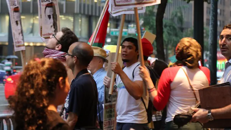 המפגינים מול בניין המשלחת הישראלית לאו"ם