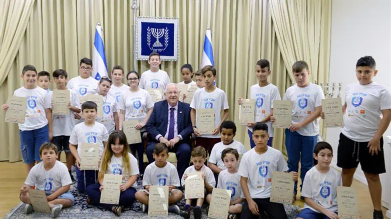 הנשיא עם "שגרירי הכבוד"