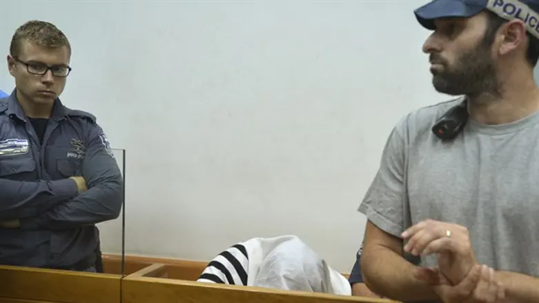 הרב ברלנד מכוסה בטלית בבית המשפט