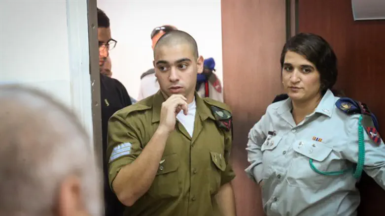 אזריה בכניסה לבית הדין. ארכיון