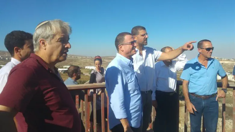 MK Edelstein visits Amona