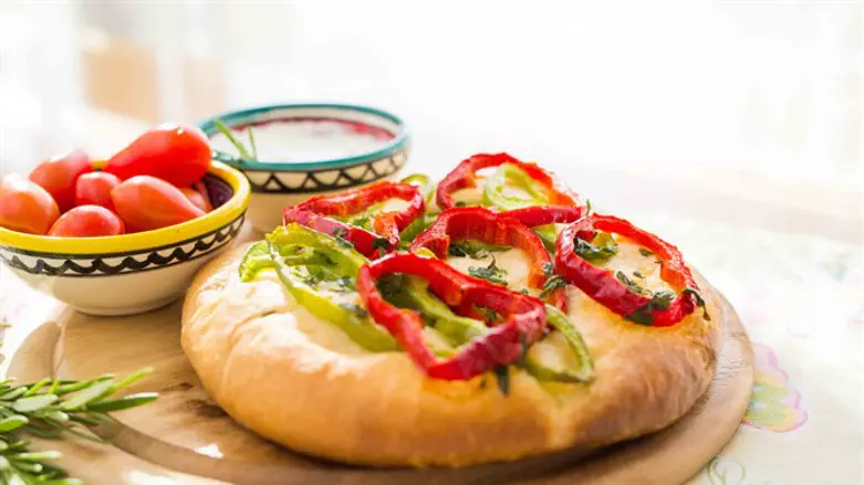 פוקאצ'ה עם תוספות 