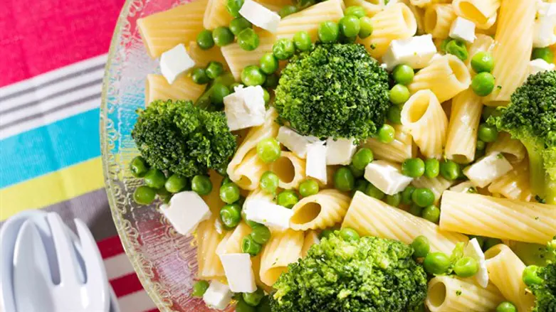 סלט פסטה עם ירקות וגבינה