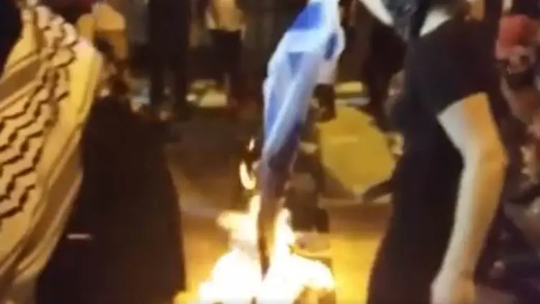 שורפים את הדגל