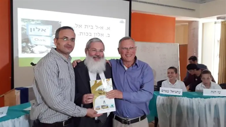 Эли Бен-Дахан (в центре)