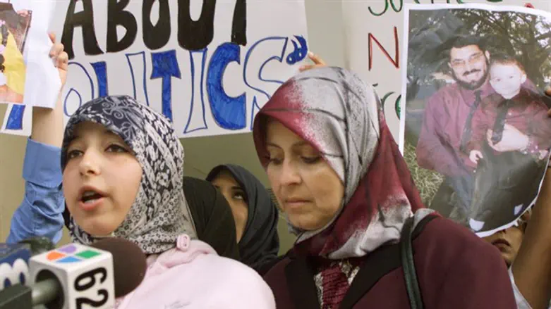 Leena Al Arian (L) and mother Nahla (R)