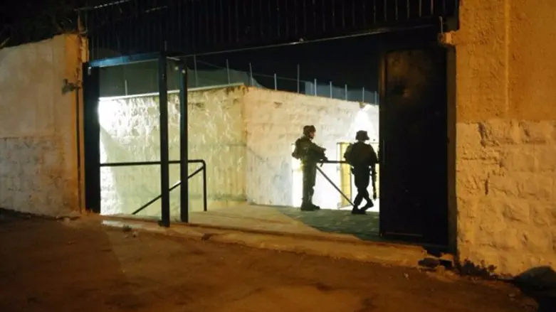 חיילים שומרים על מתחם קבר יוסף, הלילה