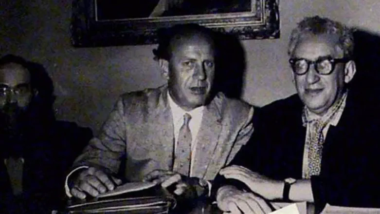 Oskar Schindler (center)