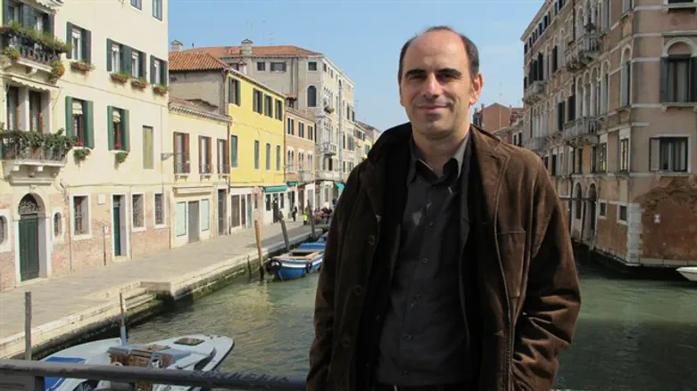 Shaul Bassi on the Ghetto Nuovo bridge in Venice, Italy