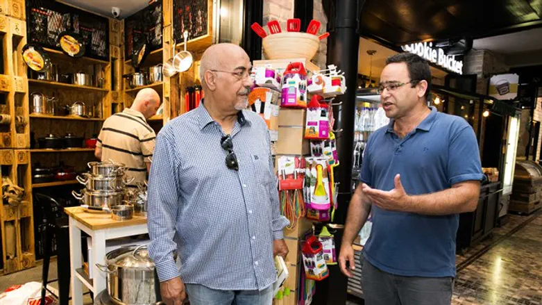 חלק גדול מהח"כים מתנגד לעבודה בשבת, אך נמנע מלהיאבק בשל אינטרסים עסקיים. שי כהן ויאיר קורח