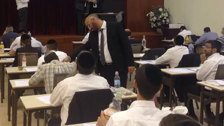 בחינות לרבנות ולדיינות. למצולמים אין קשר לכתבה