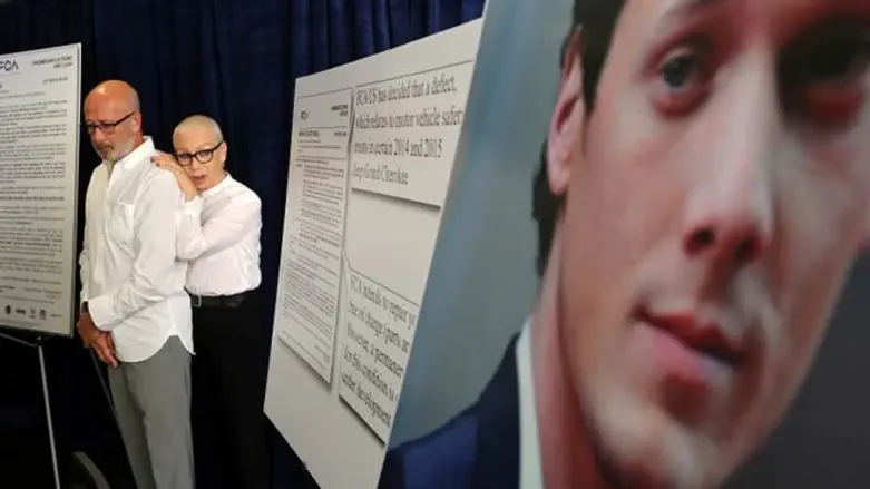 ההורים ליד תמונת בנם