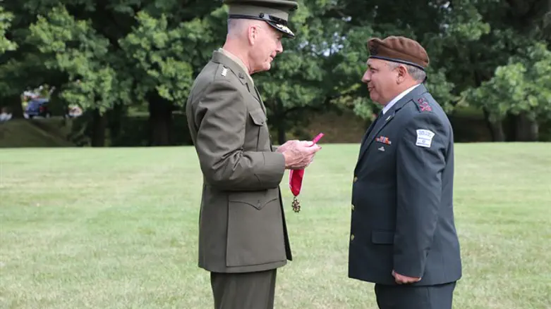 עיטור בהפתעה