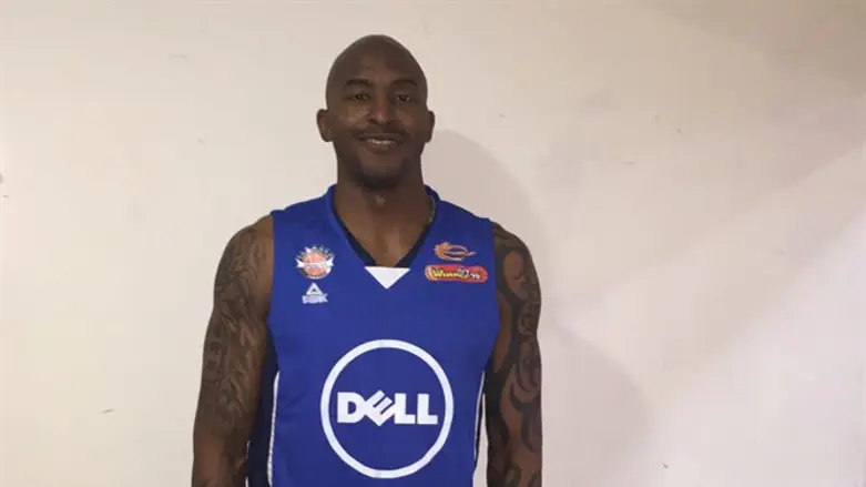 מביא ניסיון רב. ג'יימס סינגלטון במדי הרצליה