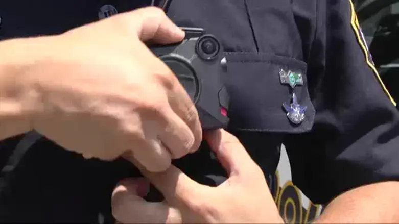 המצלמה על דש הבגד של השוטרים