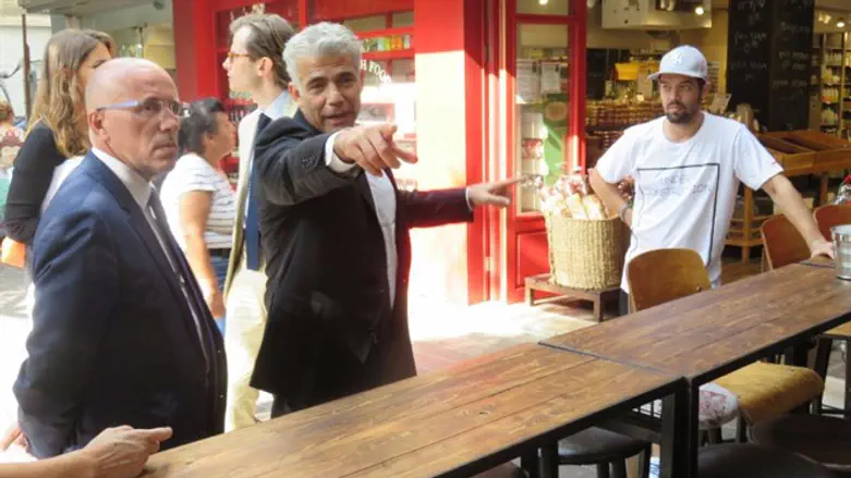 לפיד עם חברי הפרלמנט הצרפתים, בתל אביב