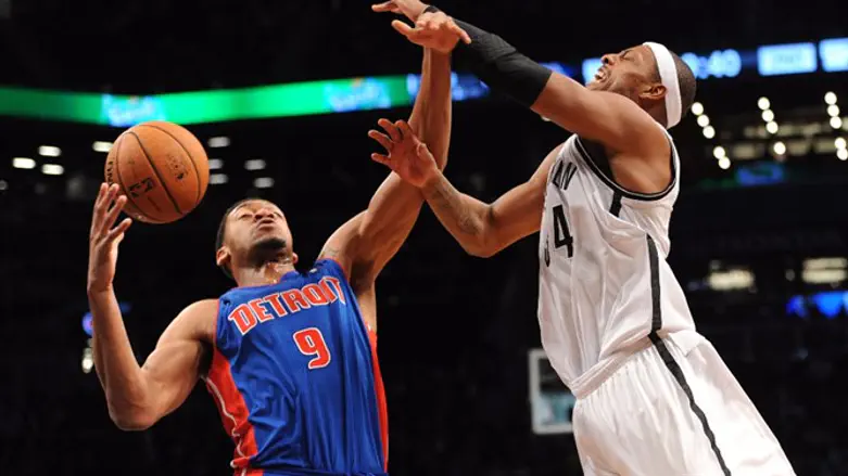 טוני מיטשל (משמאל). חיזוק לחיפה מתחת לסל