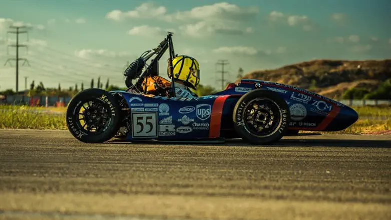 מכונית מירוץ שבנו סטודנטים. ספורט מוטורי