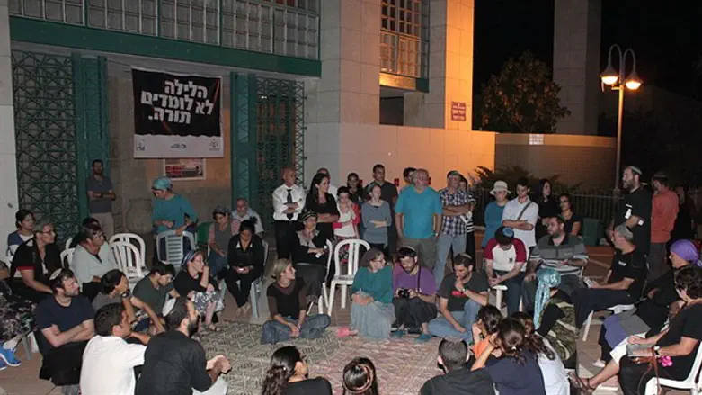 "הלילה לא לומדים תורה"