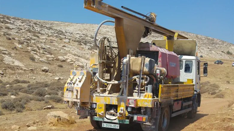 ניידת הדיגום במתחם סמוך לרימונים