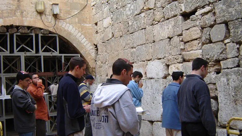 הערבים כיסו אותו בגרפיטי עוין או בצואה. מתפללים בכותל הקטן