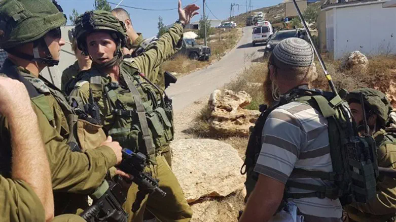 Солдаты ЦАХАЛ в поселении Ицхар