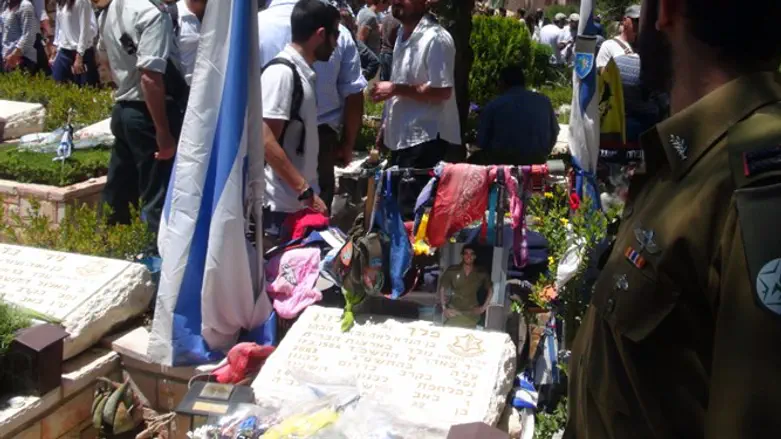Grave of lone soldier Michael Levin