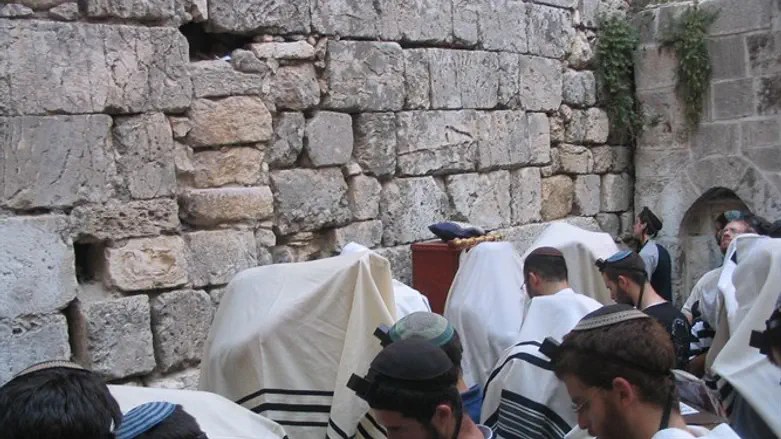 הערבים כיסו אותו בגרפיטי עוין או בצואה. מתפללים בכותל הקטן