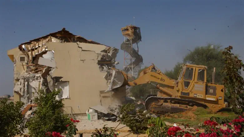 Destroying homes in Gush Katif
