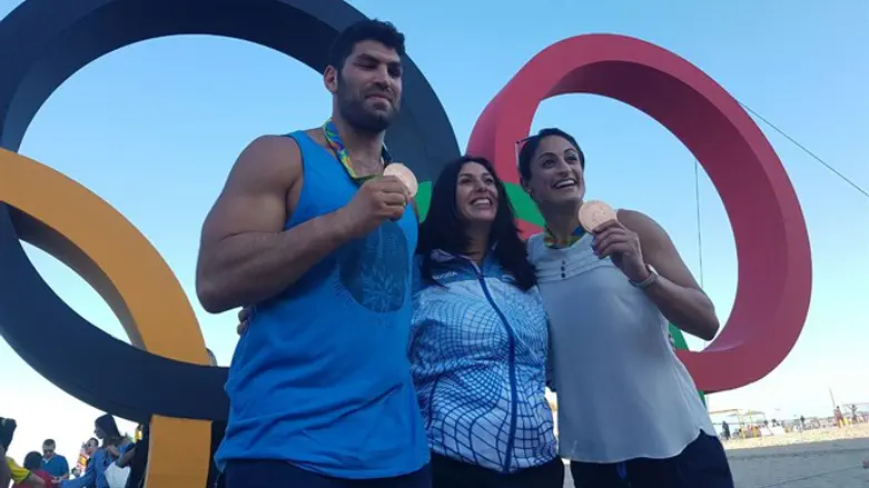 Regev with Olympic medalists Yarden Gerbi and Ori Sasson