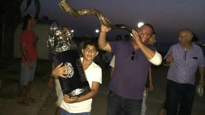 Внесение свитка Торы в Пальмахим