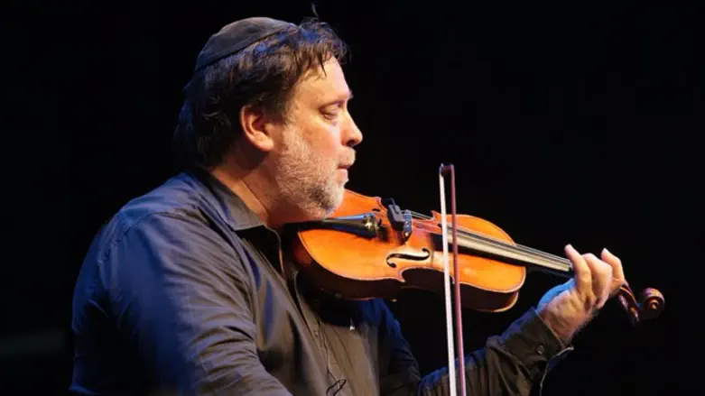 אייל שילוח מנגן בכינורו של סמ"ר עוז מנדלוביץ' הי"ד