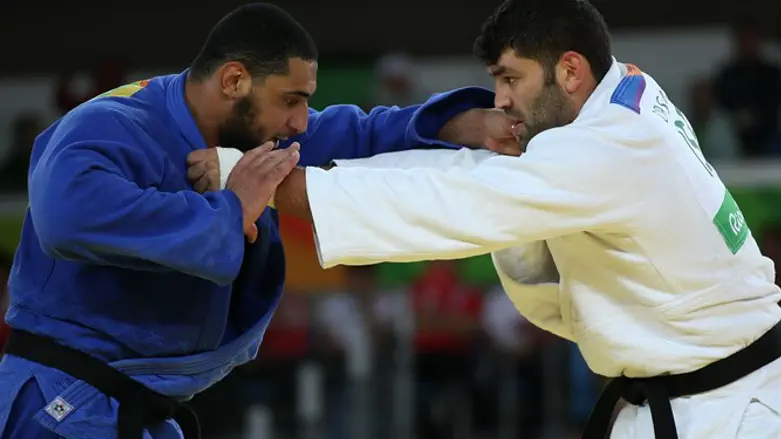 Sasson vs. his Egyptian opponent, whom he defeated