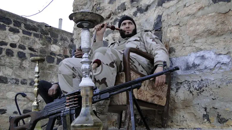 Syrian rebels smoke waterpipes during lull in fighting (file)