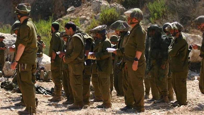 גלר והפלוגה בתפילה