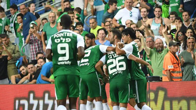 שחקני חיפה חוגגים. ניצחון בדרבי הראשון