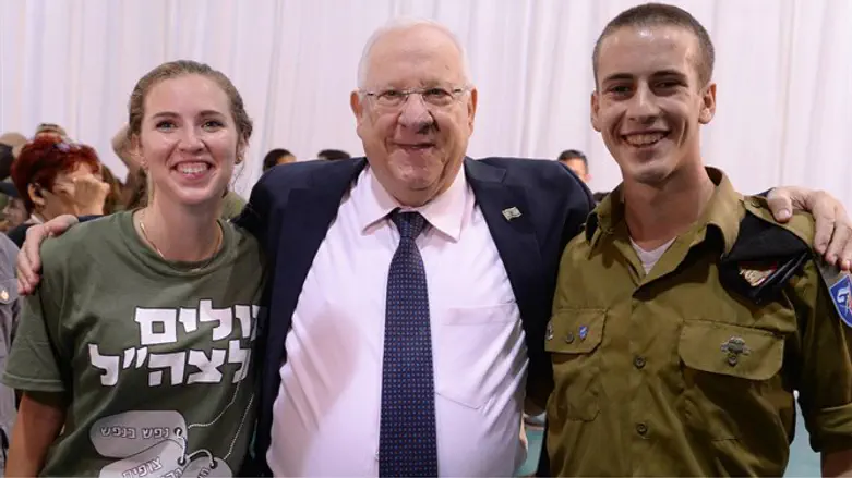 President Rivlin greets Nefesh B'Nefesh's 50,000 arrival Rebecca Glanzer alongside the org